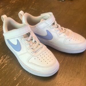 Nike White and Blue Sneakers Classic Style